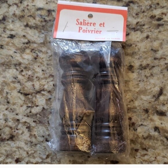 Vintage wooden salt & pepper shakers - Picture 6 of 7